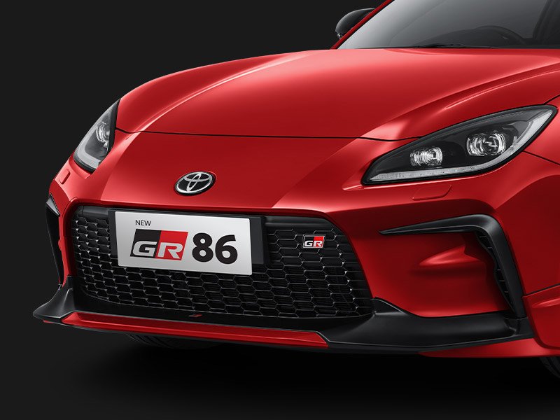Prominent Front Bumper Spoiler & Grille